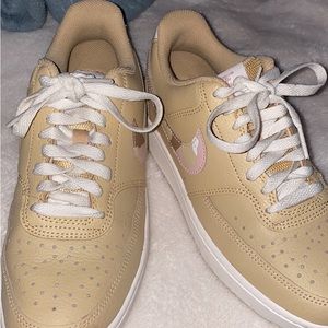 sesame camo women’s nike air forces. barely worn